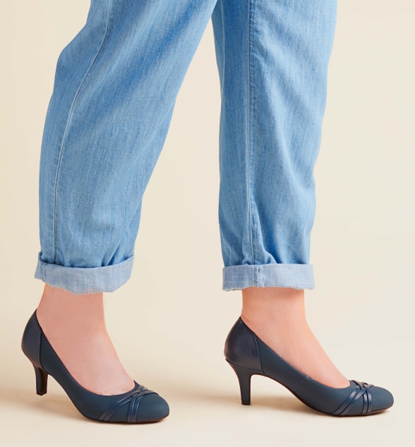 Lifestride navy blue pumps deals